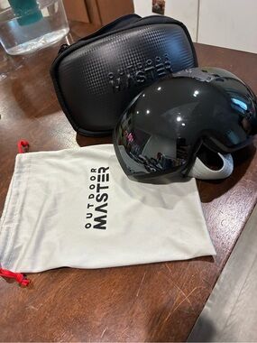 Outdoor Master Black Ski/Snowboard Goggles with Carry Case with extra lens!